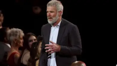 Photo of FAVRE ARGUES SHARPE BARBS DIFFER FROM CARLSON AND MADDOW CHATTER